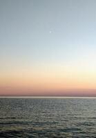 zonsondergang Aan de zee, foto net zo een achtergrond, digitaal beeld