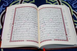 koran, al koran, Islamitisch achtergrond voor eid al-fitr eid al-adha. Open bladzijde van al-koran. Islamitisch concept foto