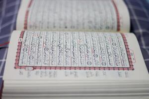 koran, al koran, Islamitisch achtergrond voor eid al-fitr eid al-adha. Open bladzijde van al-koran. Islamitisch concept foto