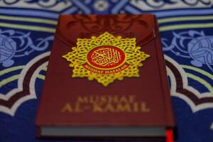 koran, al koran, Islamitisch achtergrond voor eid al-fitr eid al-adha. Open bladzijde van al-koran. Islamitisch concept foto