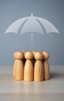 een groep van mensen en een paraplu bovenstaande. de concept van verzekering en sociaal bescherming. leven verzekering. klant zorg. menselijk bronnen. foto