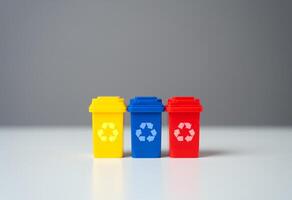 veelkleurig verspilling recycling bakken. behouden natuurlijk bronnen, verminderen afval, creëren jobs in recycling industrie. circulaire economie. verkoop gerecycled materiaal of krijgen subsidies voor groen projecten. foto