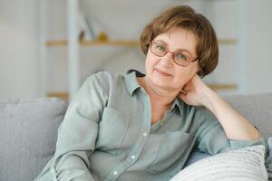 detailopname portret van een ouder vrouw Bij huis foto