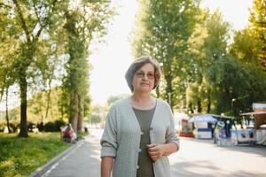 glimlachen senior vrouw hebben recreatie in park. foto