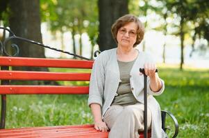 vrouw met haar wandelen stok in de park. foto