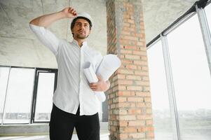 portret van Mens architect Bij gebouw plaats. zelfverzekerd bouw manager vervelend harde hoed. geslaagd volwassen civiel ingenieur Bij bouw plaats met kopiëren ruimte. foto