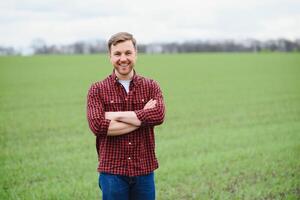 portret van boer staand in tarwe veld. foto