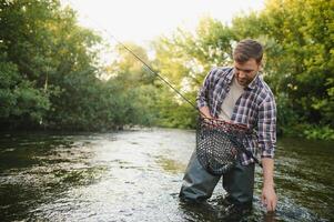 forel visvangst Aan berg rivier- foto