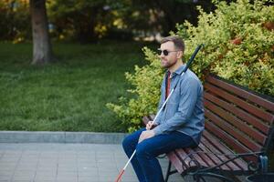 Blind Mens. mensen met onbekwaamheid, gehandicapten persoon en elke dag leven. visueel verminderd Mens met wandelen stok. foto