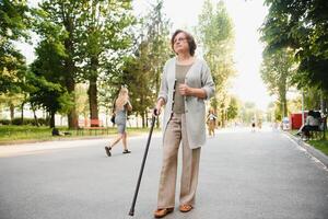 vrouw met haar wandelen stok in de park. foto