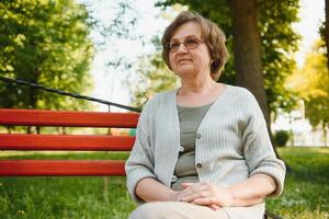 senior vrouw wandelen in de park in zomer. foto