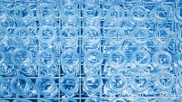 glas fles met vloeistof in laboratorium. blauw toon. selectief focus. foto