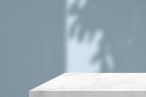 wit marmeren tafel hoek met licht straal, schaduw, en spotlight Aan de cyaan blauw beton muur achtergrond foto