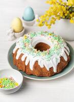 Pasen bundt taart met Pasen eieren foto