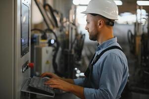 fabriek arbeider. Mens werken Aan de productie lijn. foto