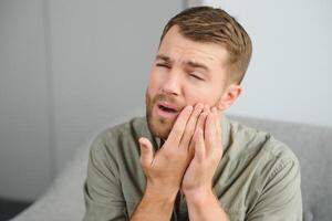 Mens lijden van tand pijn in ochtend- foto