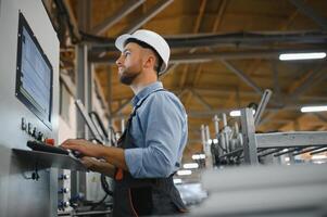 fabriek arbeider. Mens werken Aan de productie lijn. foto