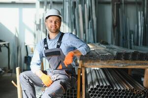 fabriek arbeider. Mens werken Aan de productie lijn. foto