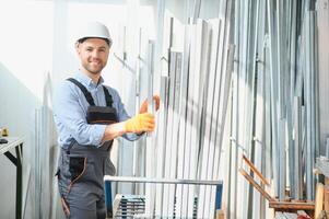 fabriek arbeider. Mens werken Aan de productie lijn. foto