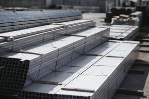 aluminium profiel voor ramen en deuren productie. structureel metaal aluminium vormen. aluminium profielen textuur. aluminium constructies fabriek foto