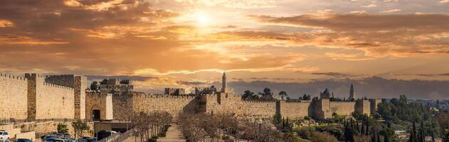 Israël, panoramisch horizon visie van Jeruzalem oud stad in historisch centrum met toren van david in de achtergrond foto