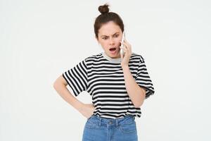 beeld van brunette vrouw ruzie, geschreeuw Aan telefoon, hebben een argument Aan mobiel telefoon, staand over- wit achtergrond foto