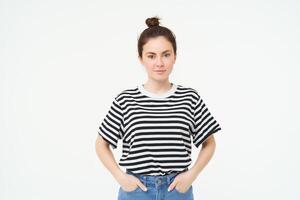 beeld van jong zelfverzekerd vrouw in gewoontjes kleding, op zoek Vrolijk, staand tegen wit achtergrond foto