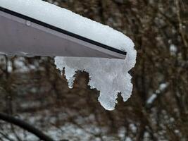 starlink satelliet gerecht, een internet sterrenbeeld bediend door spacex in de sneeuw in winter. foto