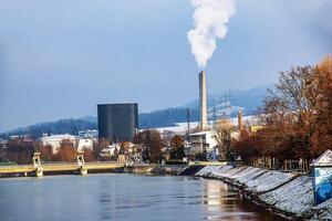 de thermisch macht fabriek Salzburg mitte is gelegen Aan de banken van de salzach. foto