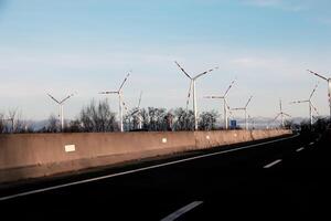 wind boerderij park De volgende naar een weg in Oostenrijk in zonnig het weer. foto