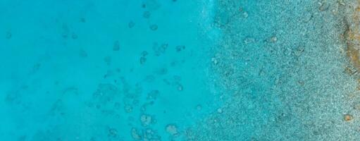 antenne visie van blauw water zee foto