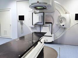 medisch Geavanceerd lineair gaspedaal in oncologisch kanker behandeling in een modern ziekenhuis. foto