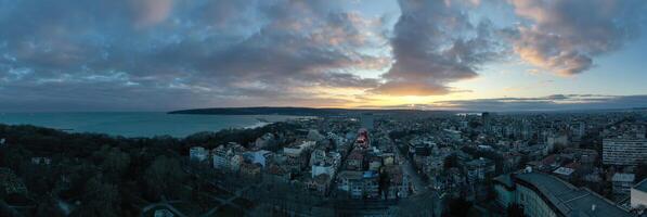 verbazingwekkend antenne panorama van varna stad, baai, en meer na zonsondergang foto