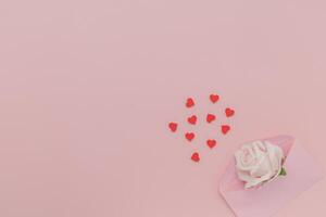 roze roos en houten hart voor Valentijnsdag dag groet kaart met liefde symbool en romantisch. foto