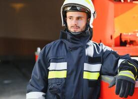 brandweerman portret Aan plicht. foto brandweerman met gas- masker en helm in de buurt brand motor.