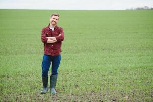 portret van boer staand in tarwe veld. foto