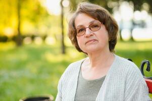 portret van een gelukkig senior vrouw in zomer park foto