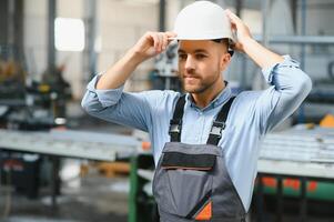 fabriek arbeider. Mens werken Aan de productie lijn. foto