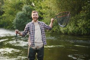 forel visvangst Aan berg rivier- foto