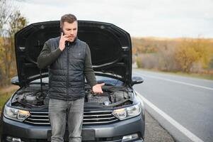 auto kapot gegaan naar beneden Aan de weg, een Mens oproepen de noodgeval onderhoud, een slepen vrachtwagen. foto