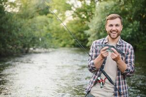 forel visvangst Aan berg rivier- foto