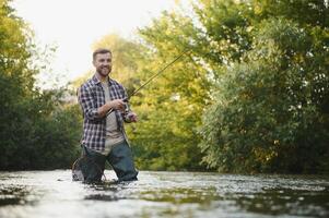 forel visvangst Aan berg rivier- foto