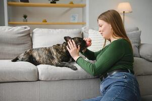 jong vrouw met haar hond Bij huis. lief huisdier foto