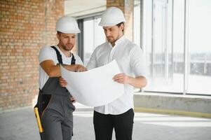 mannetje architect geven instructies naar zijn voorman Bij bouw plaats. foto