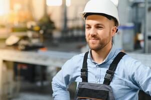 fabriek arbeider. Mens werken Aan de productie lijn. foto