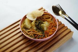 lontong met kerrie soep vergezeld door gebakken zoet aardappelen Chili saus en noedels foto