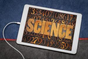 wetenschap woord in wijnoogst boekdruk hout type tegen aantal achtergrond Aan een digitaal tablet foto