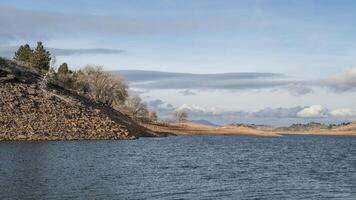 winter, laag water visie van paardentand reservoir foto