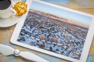 winter zonsopkomst over- woon- Oppervlakte van fort collins en rotsachtig bergen uitlopers in Colorado, antenne beeld Scherm Aan een tablet foto