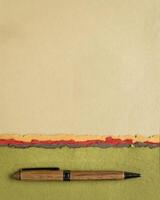 abstract papier landschap in pastel aarde tonen tonen - verzameling van handgemaakt vod papieren met een houten pen foto